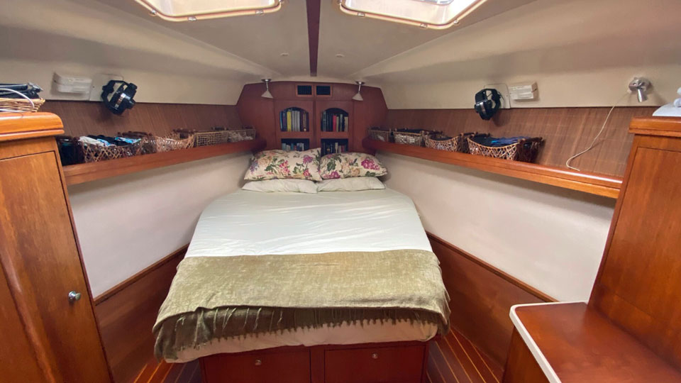 'Alkoomi', Hunter 466, forepeak double berth