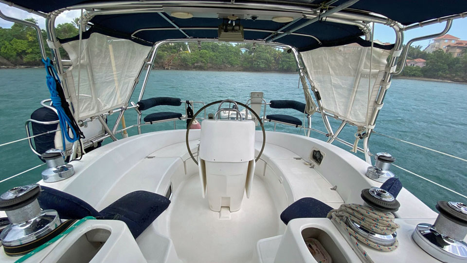 'Alkoomi', Hunter 466, cockpit looking aft