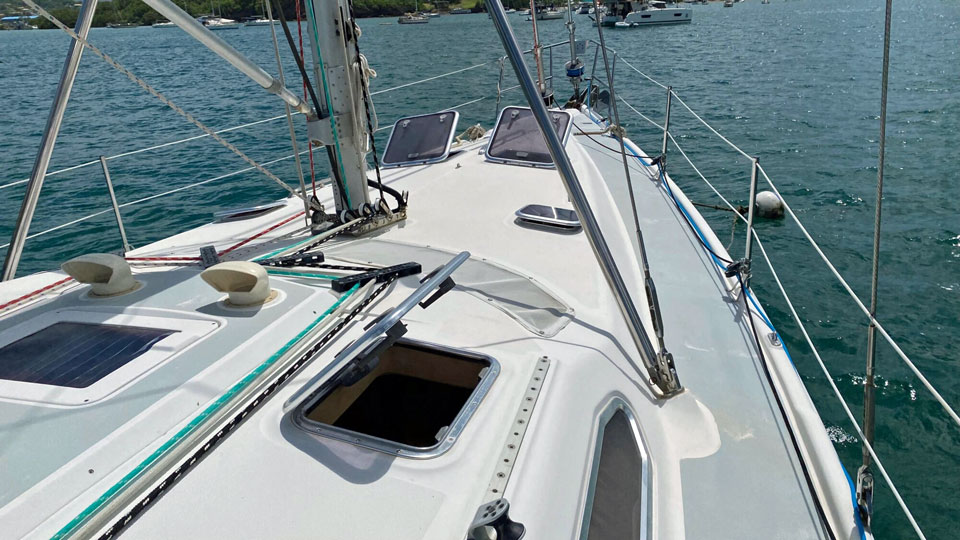 'Alkoomi', Hunter 466, foredeck 1