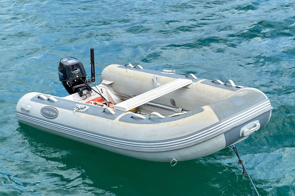 'Alkoomi', Hunter 466, dinghy