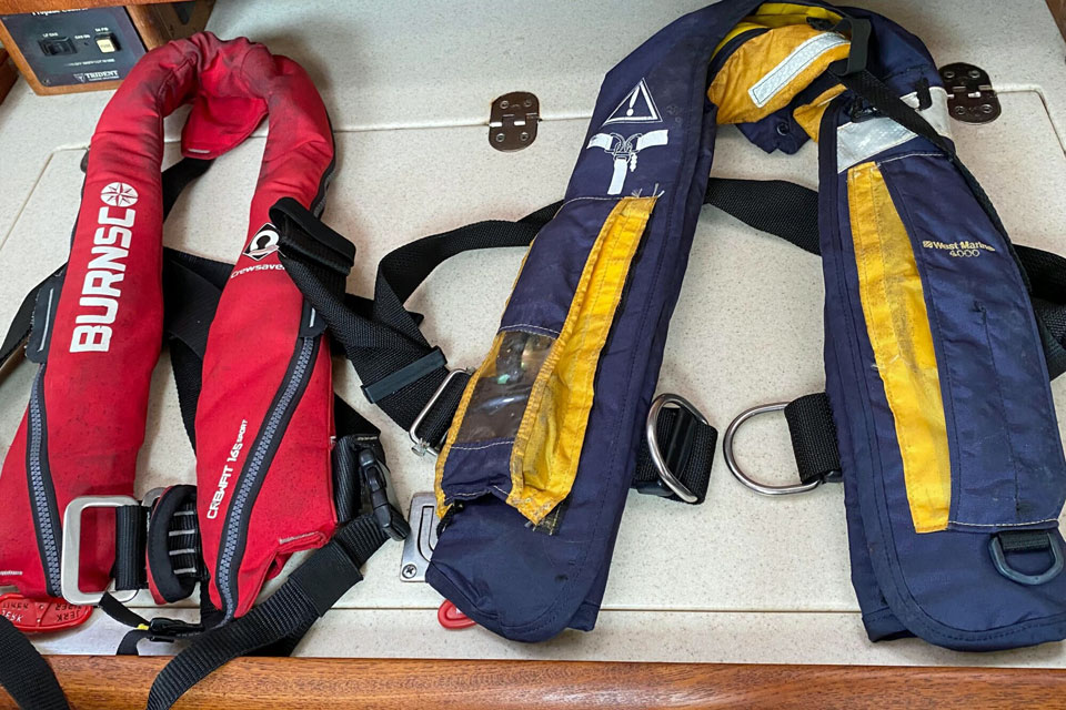 'Alkoomi', Hunter 466, life jackets