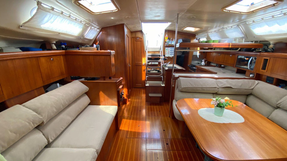 'Alkoomi', Hunter 466, saloon looking aft