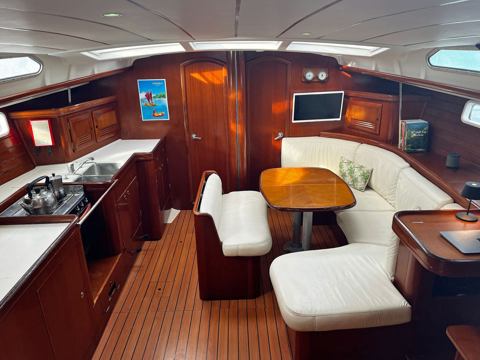 Beneteau Oceanis 473 'Penniless' saloon