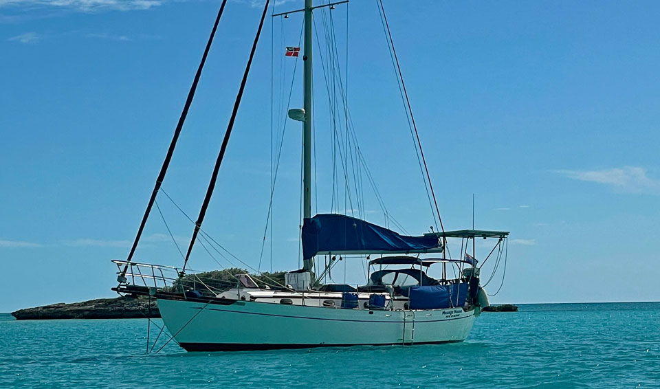 Tayana 37, Maunga Moana, anchored