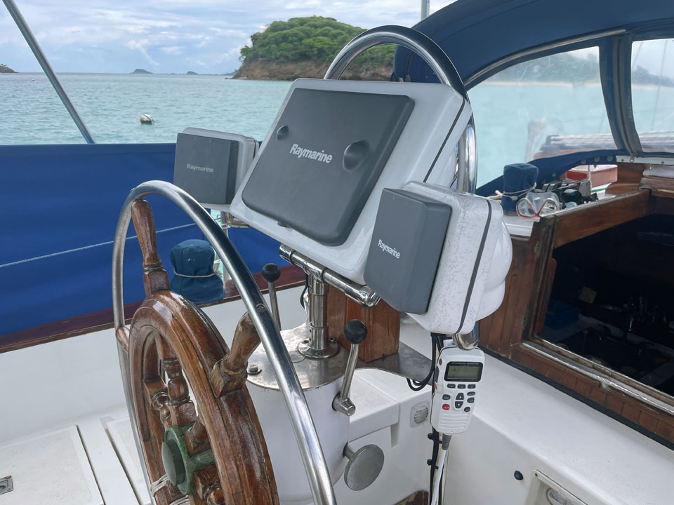 Tayana 37, Maunga Moana, cockpit 1