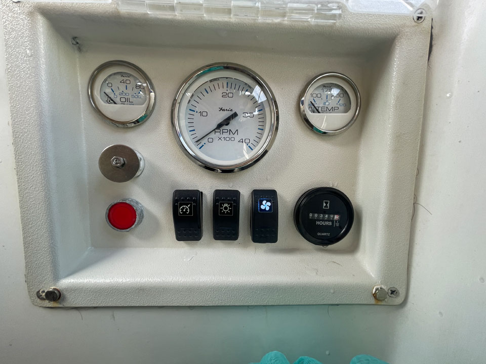 Tayana 37, Maunga Moana, engine panel