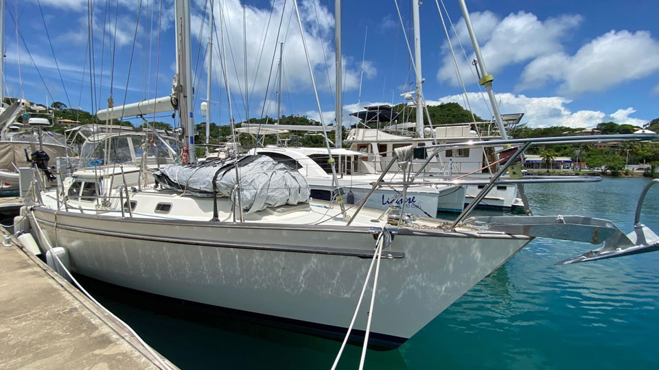 'Windward, Tayana 48DS, alongside