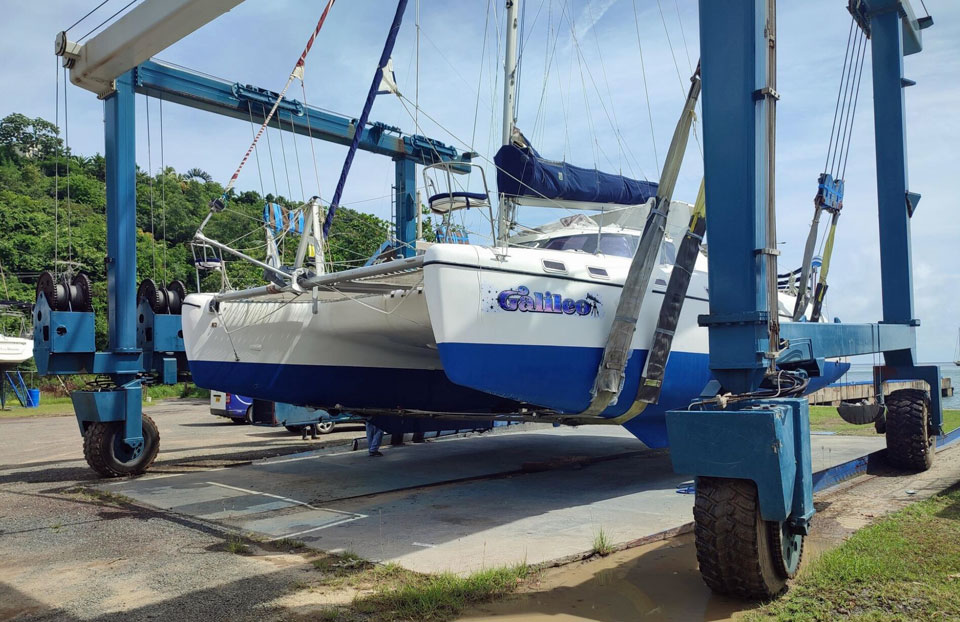 'Galileo', Jaguar 36 catamaran, travellift 1