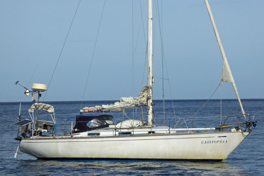 A Wauquiez Centurion 32 at anchor