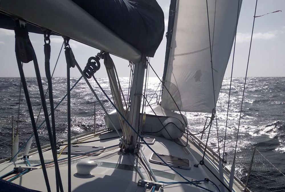 'Harmony', Beneteau Oceanis 393, sailing