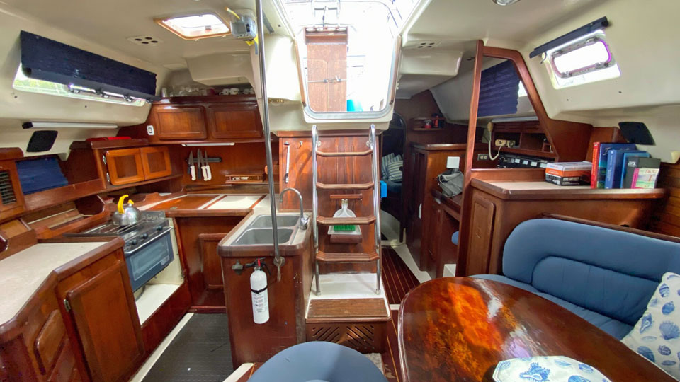 'Venture', Hunter Passage 42, saloon aft