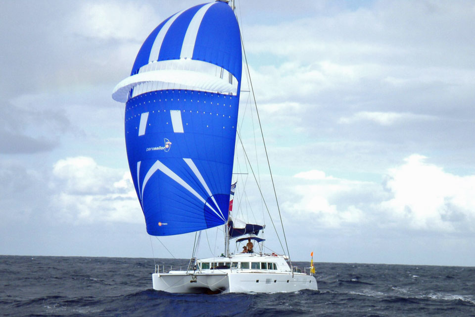 'Torvin', A Lagoon 500, parasail