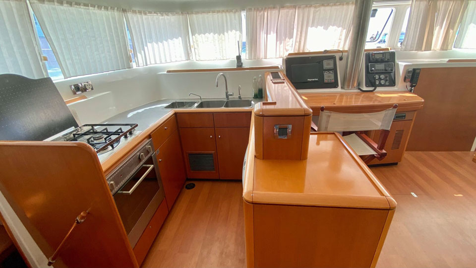 'Torvin', A Lagoon 500, galley